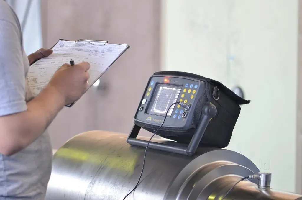 Ultrasonic testing of a rolling mill roll at the Vimco Rolls plant in Dera Bassi